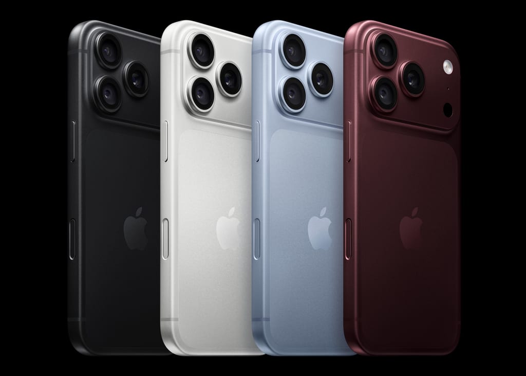 iPhone 18 Pro i fire farger sett bakfra: Svart, sølv, lys blå glacier og mørk burgunder, med tre kameralinser i hjørnet
