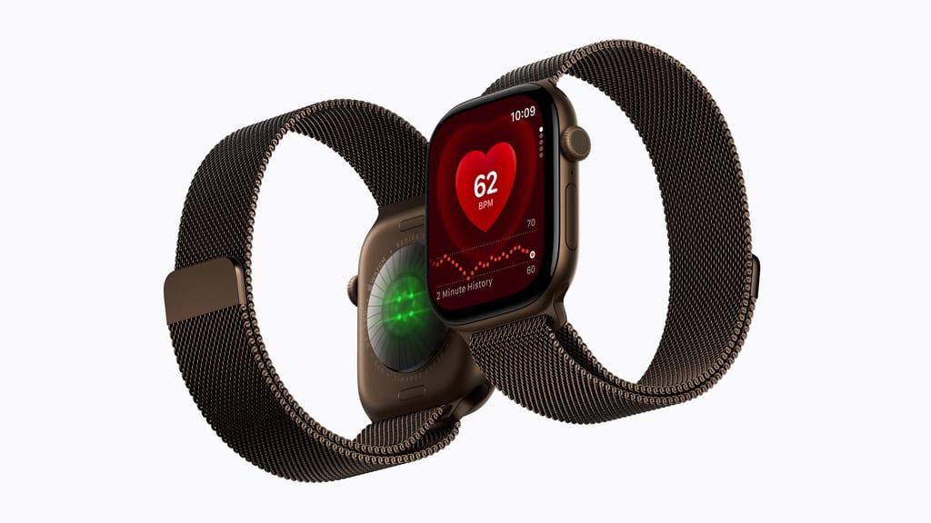 To Apple Watch Series 12 i mørk bronse med Milanese-reim: Én viser pulsappen med 62 slag i minuttet, den andre viser sensorene på baksiden