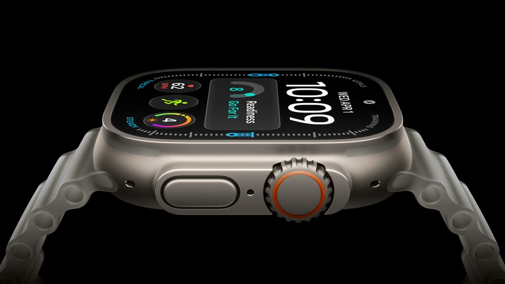 Apple Watch Ultra 4 i titan sett fra siden med oransje krone