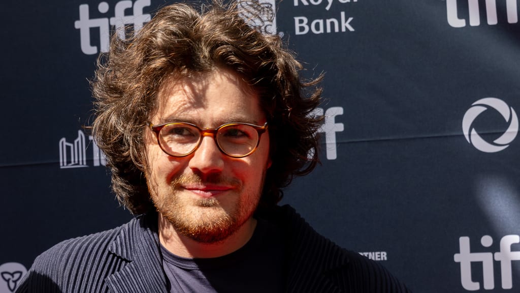 Daniel Roher på den røde løperen under filmfestivalen i Toronto