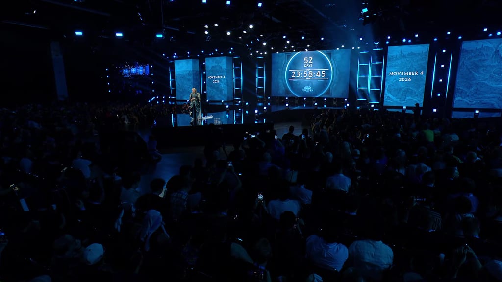 Oversikt over BlizzCon-salen: Holly Longdale liten på scenen, storskjermen viser nedtelling «52 days» og logoen World of Warcraft Forever, sideskjermene viser «November 4 2026»