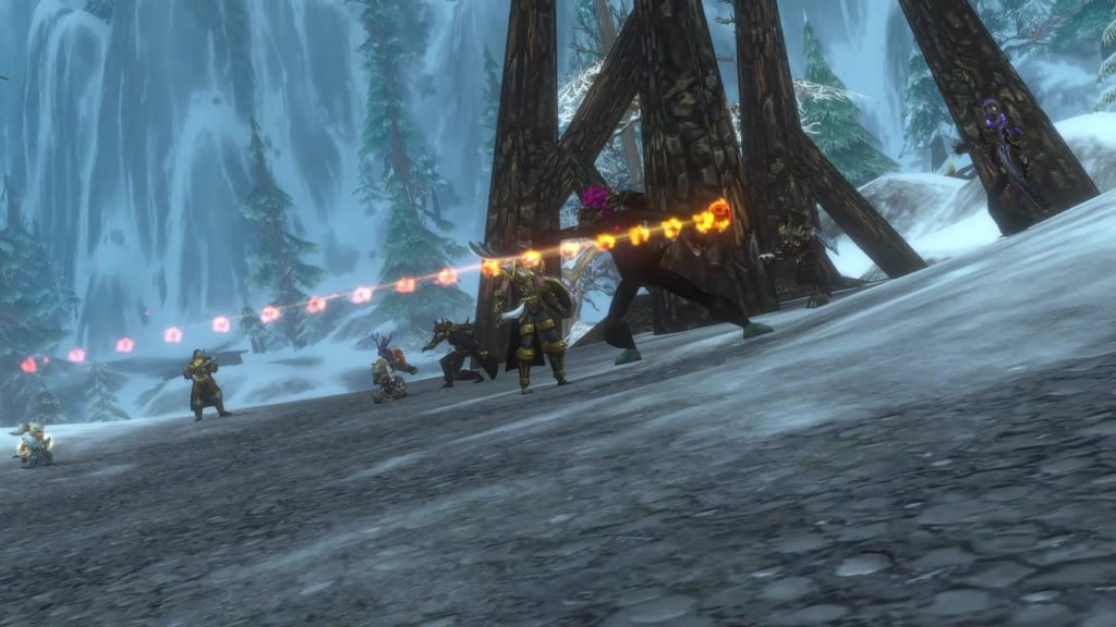 Spillopptak fra World of Warcraft: Forever: En gruppe spillere i snødekt granskog, en tauren i front med et lysende spyd, fjell og fossefall bak