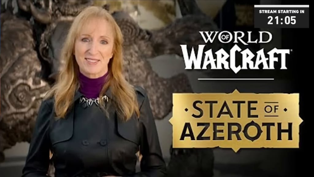 Holly Longdale foran World of Warcraft-logoen under sendingen State of Azeroth