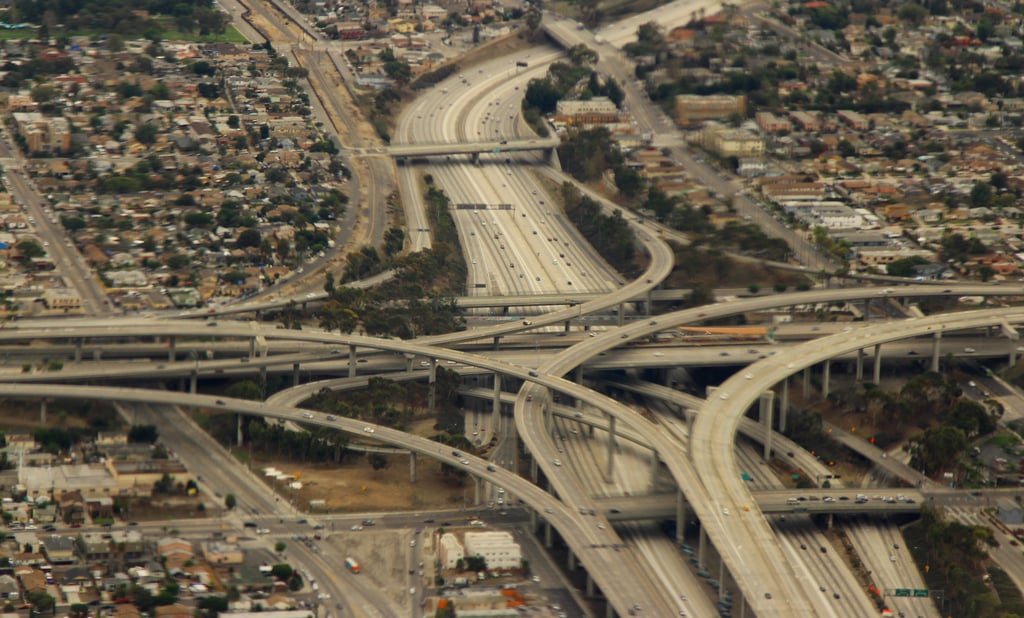 Flyfoto av et stort motorveikryss i Los Angeles med veier i flere etasjer