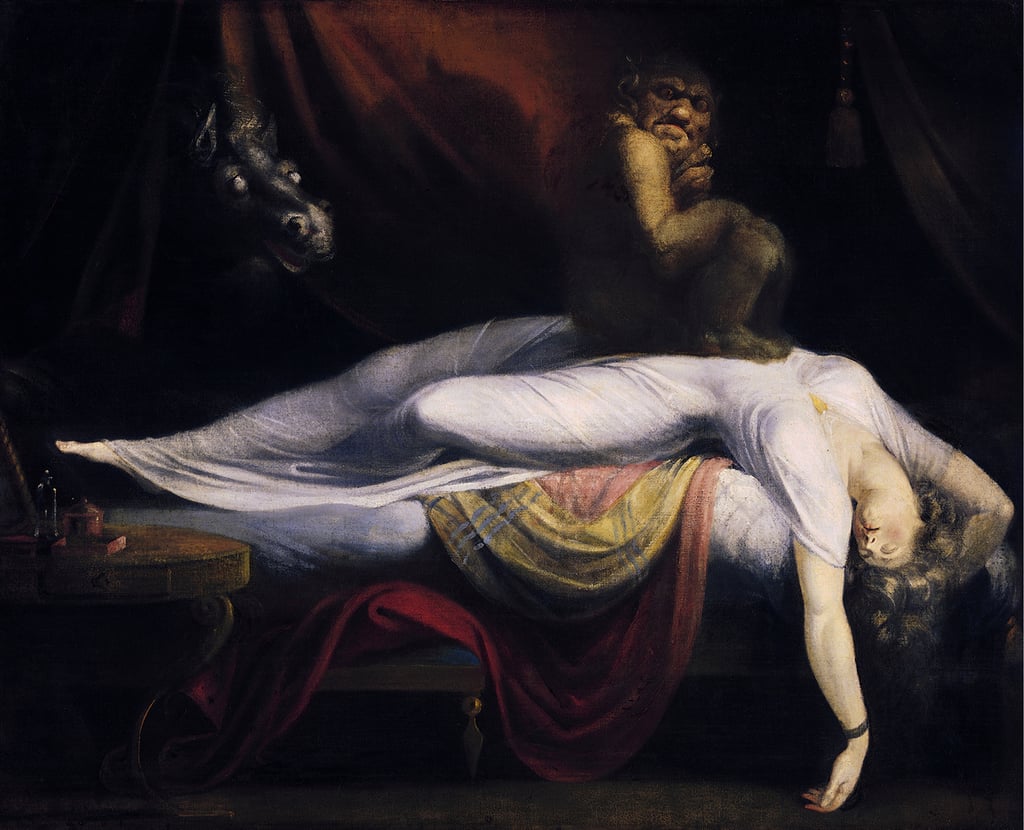 Maleri: En demon sitter på brystet til en sovende kvinne mens et blekt hestehode titter fram bak et forheng.