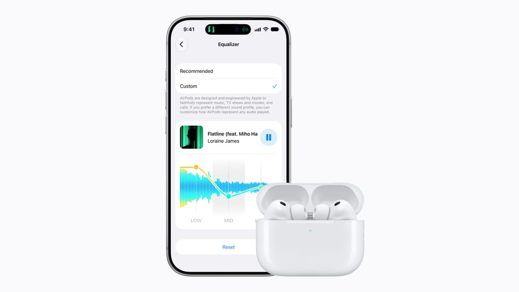 iPhone med equalizer-skjermen for AirPods, ved siden av et åpent AirPods-etui