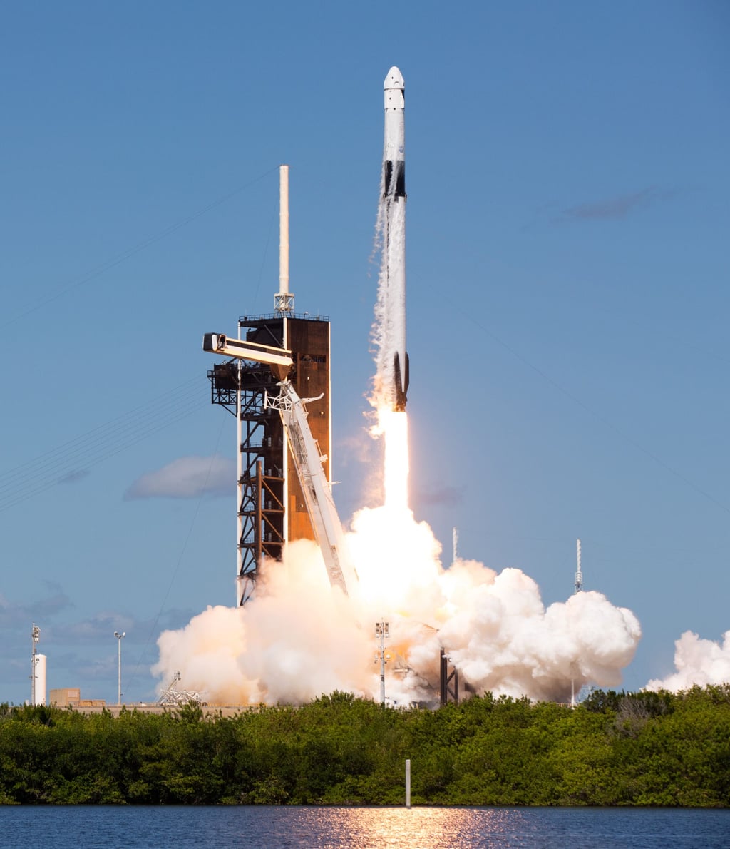 SpaceX Falcon 9 med Crew Dragon løfter fra Kennedy Space Center