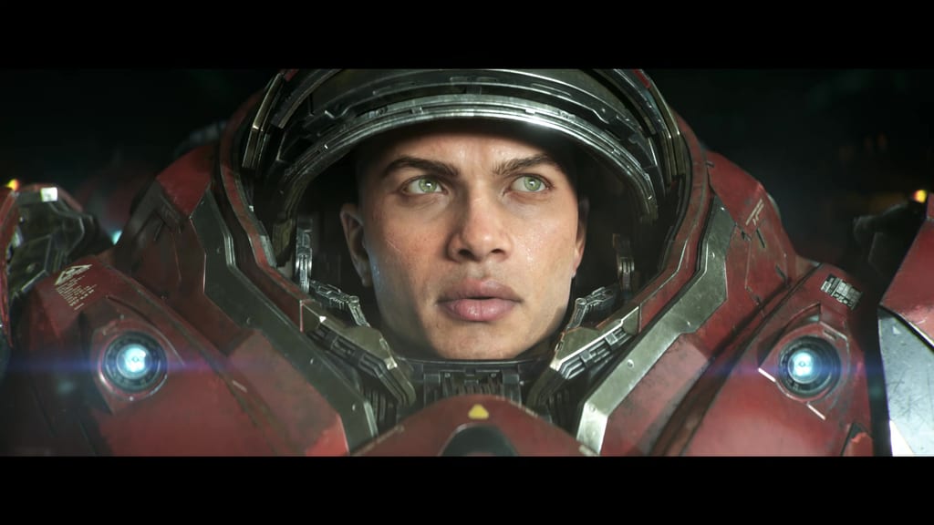 Nærbilde av en ung marinesoldat i rød panserdrakt med åpen hjelm, fra StarCraft-cinematicen