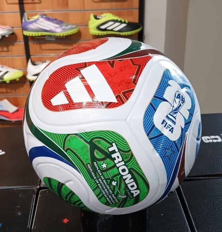 Adidas Trionda, den offisielle kampballen for FIFA VM 2026, med rødt, grønt og blått design