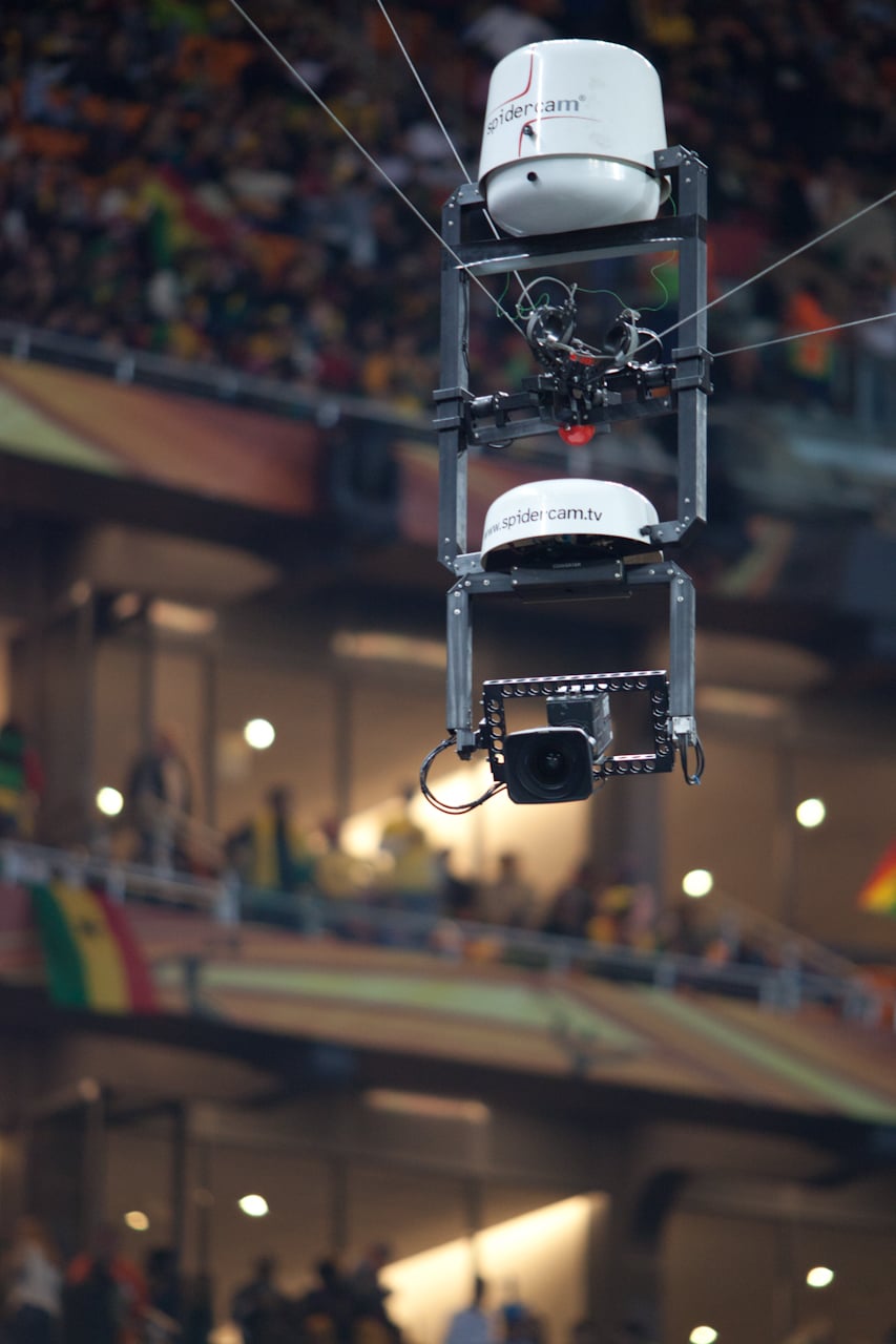 Spidercam-kamera hengende i vaiere over fotballbanen under VM 2010