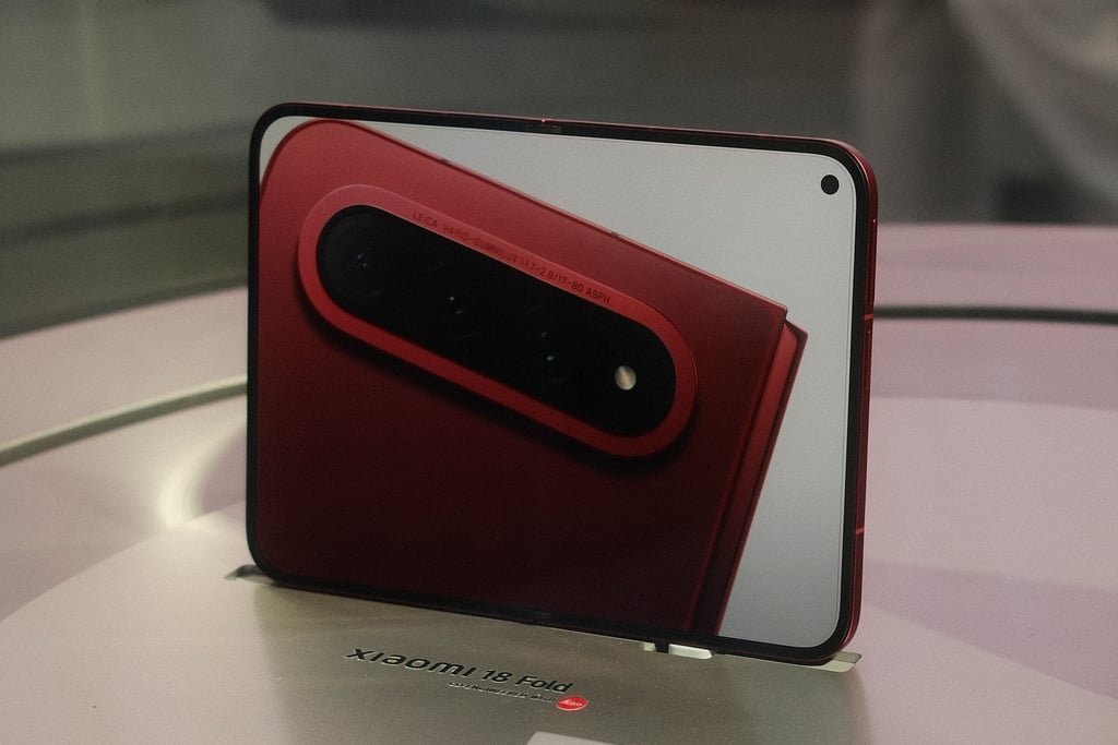Sammenbrettet Xiaomi 18 Fold med dekselskjermen og Leica-kameravisiret synlig