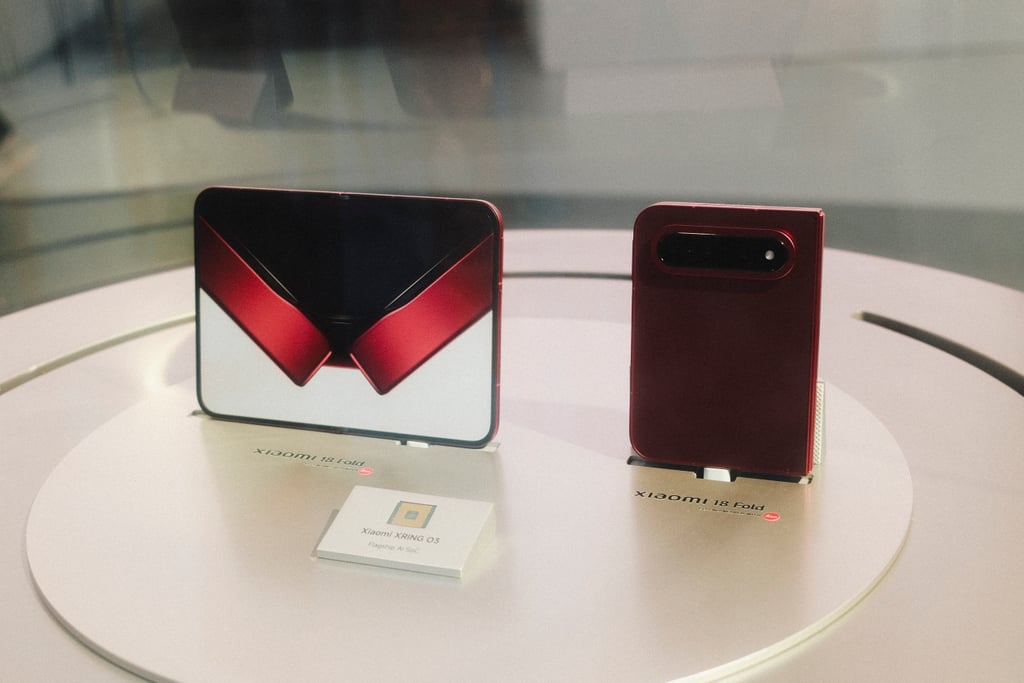 Xiaomi 18 Fold oppbrettet i kirsebærrød utgave bak monterglass på IFA i Berlin