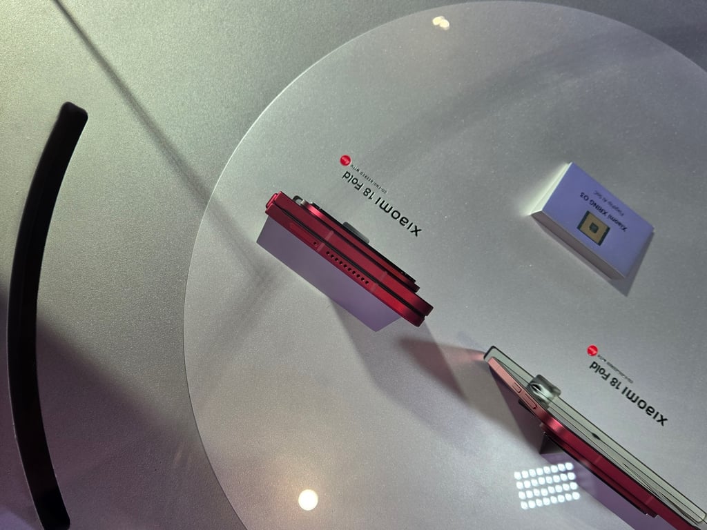 Xiaomi 18 Fold sett fra siden, sammenbrettet, med Leica-kameravisiret synlig