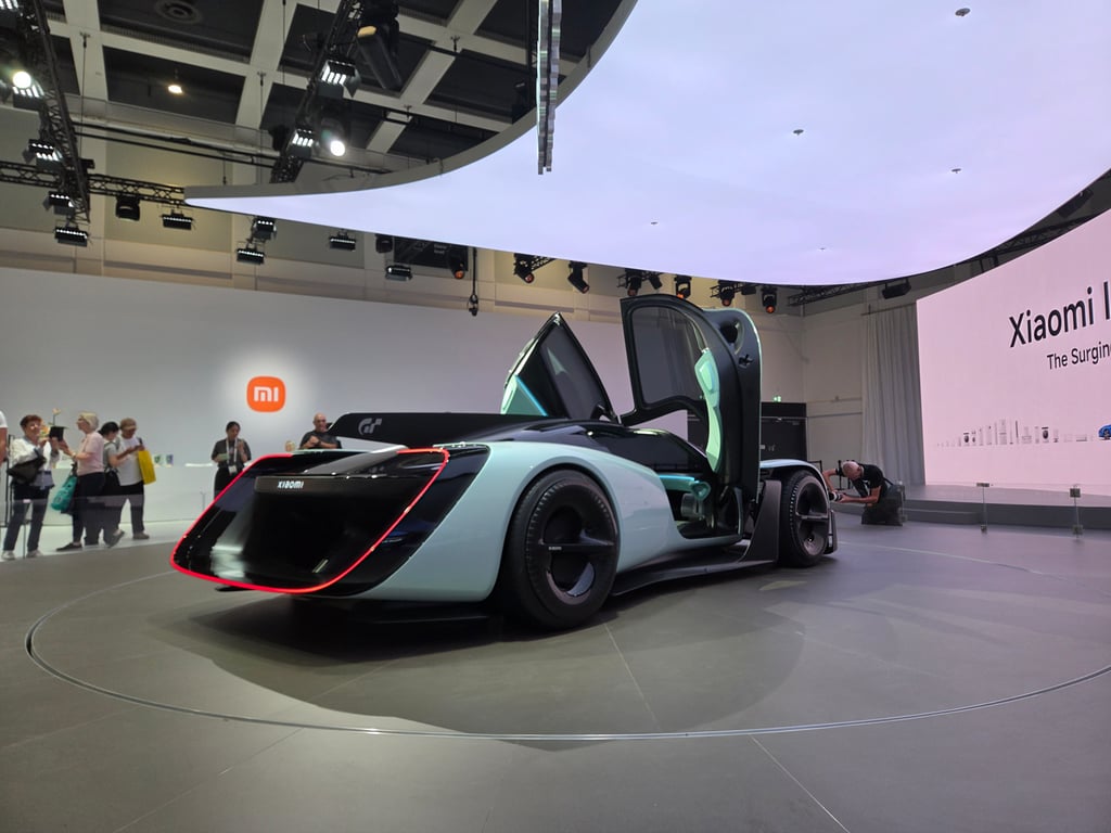 McLaren-inspirert racerbil fra Xiaomi utstilt på messegulvet under IFA 2026