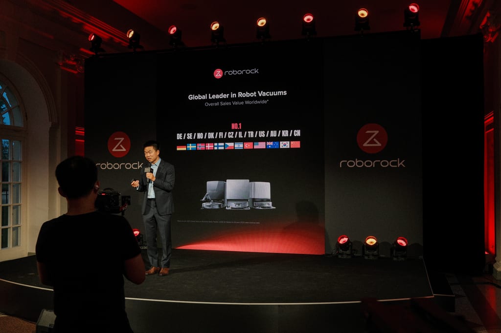 Frank Wu på scenen foran en slide som viser landene der Roborock er størst på robotstøvsugere, med norsk flagg på No.1-lista