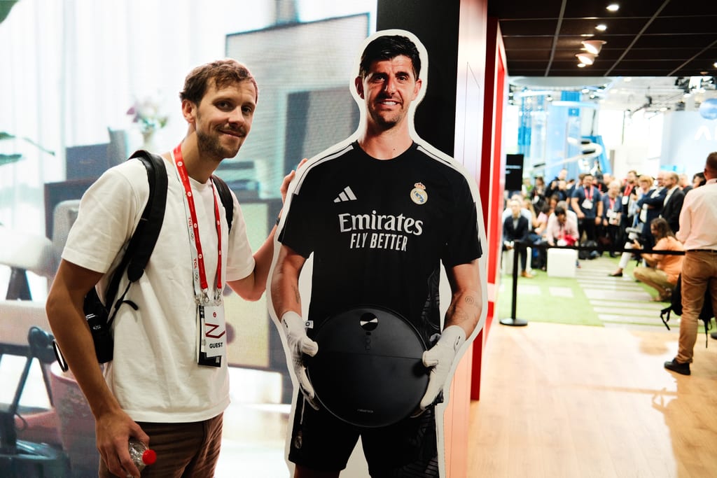 Sjefredaktør Ole Magnus Kinapel poserer med en pappfigur av Thibaut Courtois som holder en robotstøvsuger