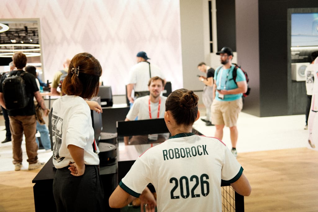 Roborock-ansatt i hvit fotballdrakt med teksten Roborock 2026 på ryggen