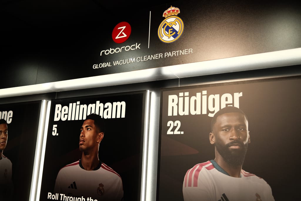 Vegg på Roborocks stand med Real Madrid-logo, teksten Global Vacuum Cleaner Partner og plakater av Bellingham og Rüdiger