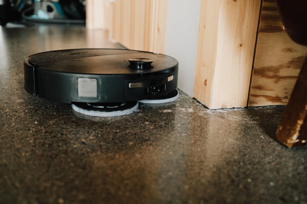 Roborock Saros 20 Neo mopper gulvet, med en moppepute strukket ut til siden