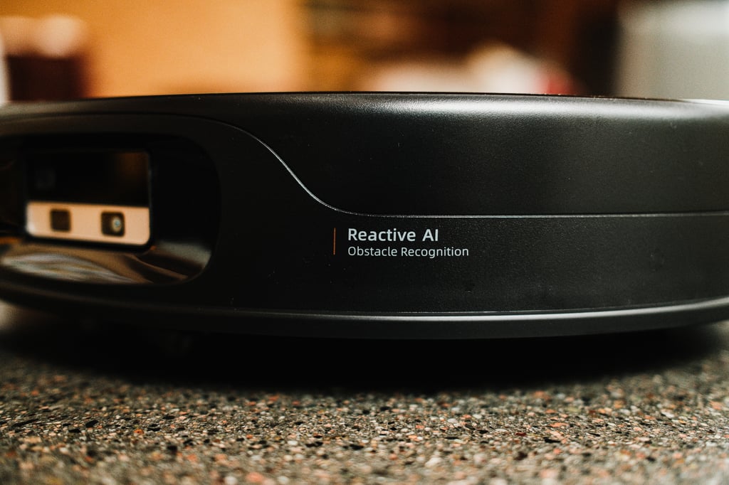 Kameraene og teksten Reactive AI Obstacle Recognition på siden av Roborock Saros 20 Neo