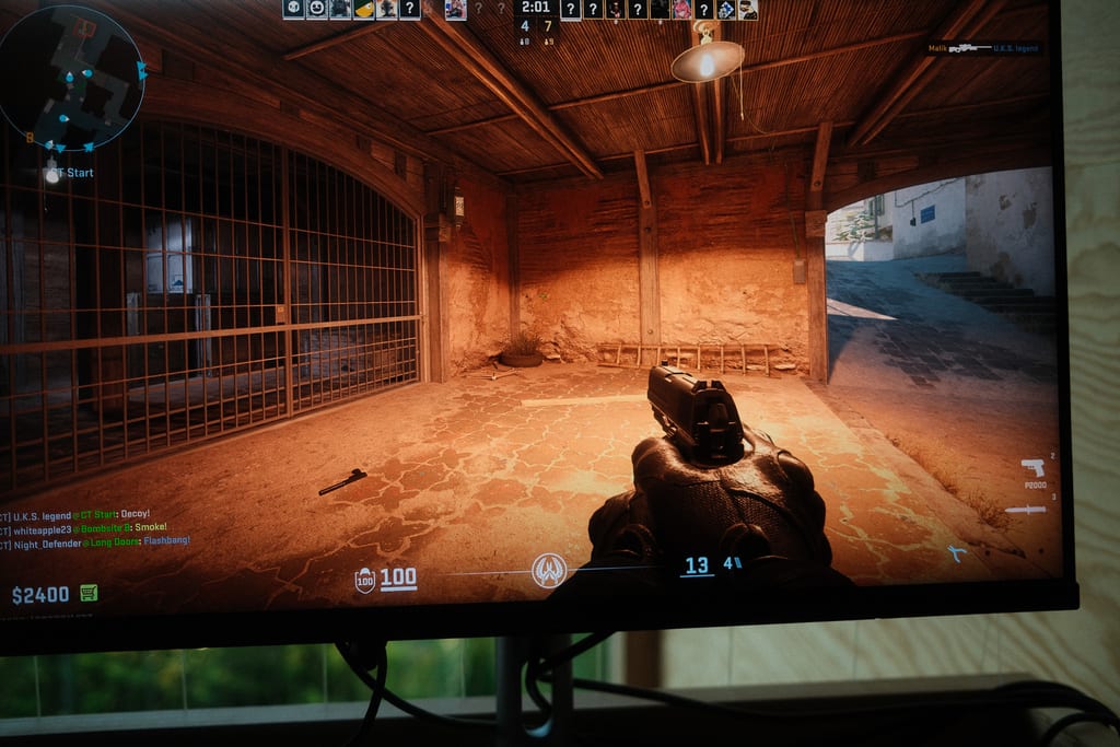 Counter-Strike 2 på skjermen, sett fra spillerens plass