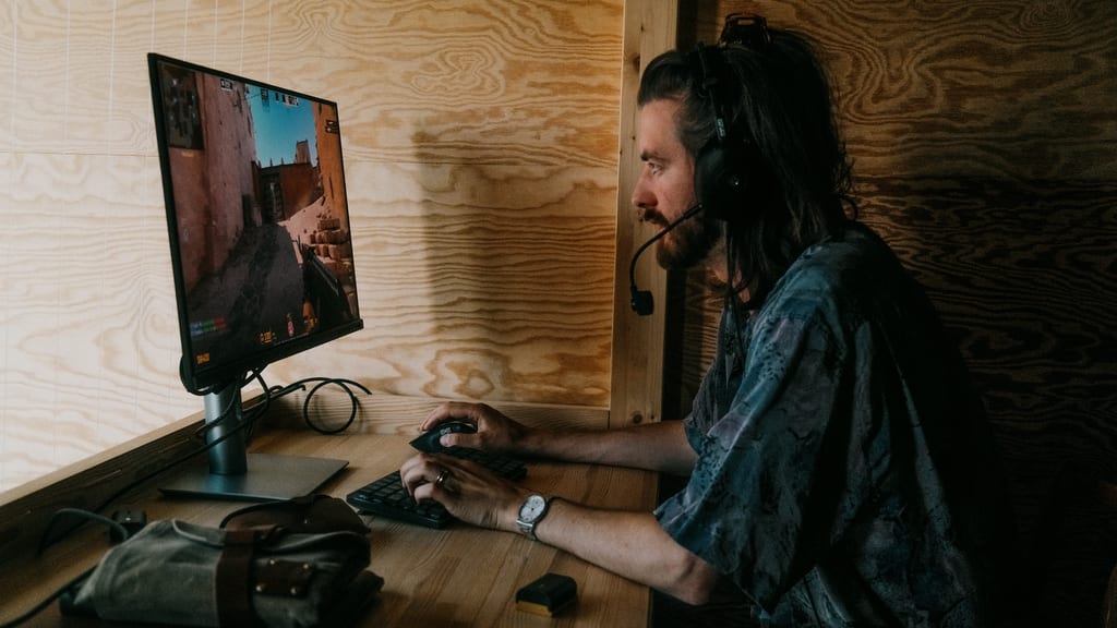 Julian sitter med Sony INZONE H6 Air på hodet og spiller Counter-Strike ved skrivebordet