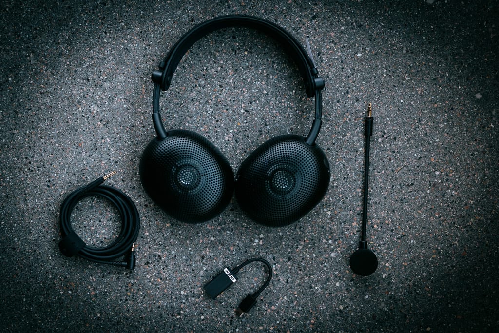 Headsettet med mikrofonbøyle, aux-kabel og USB-C-dongle