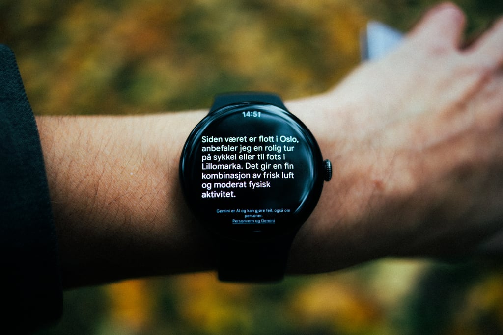 Pixel Watch 5 viser et svar fra Gemini på norsk om en tur i Lillomarka