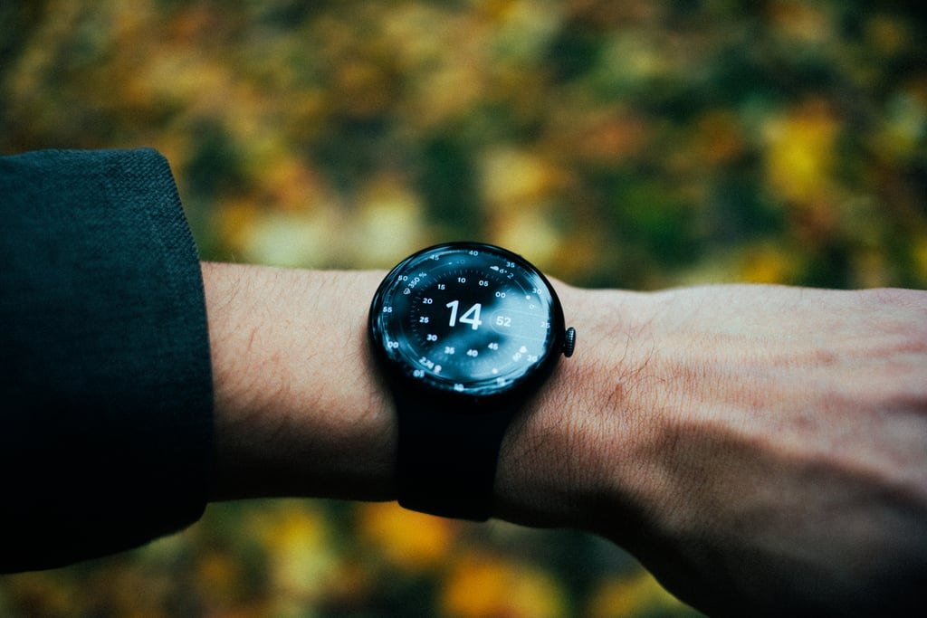 Pixel Watch 5 med et analogt klokkeansikt med minuttall rundt kanten