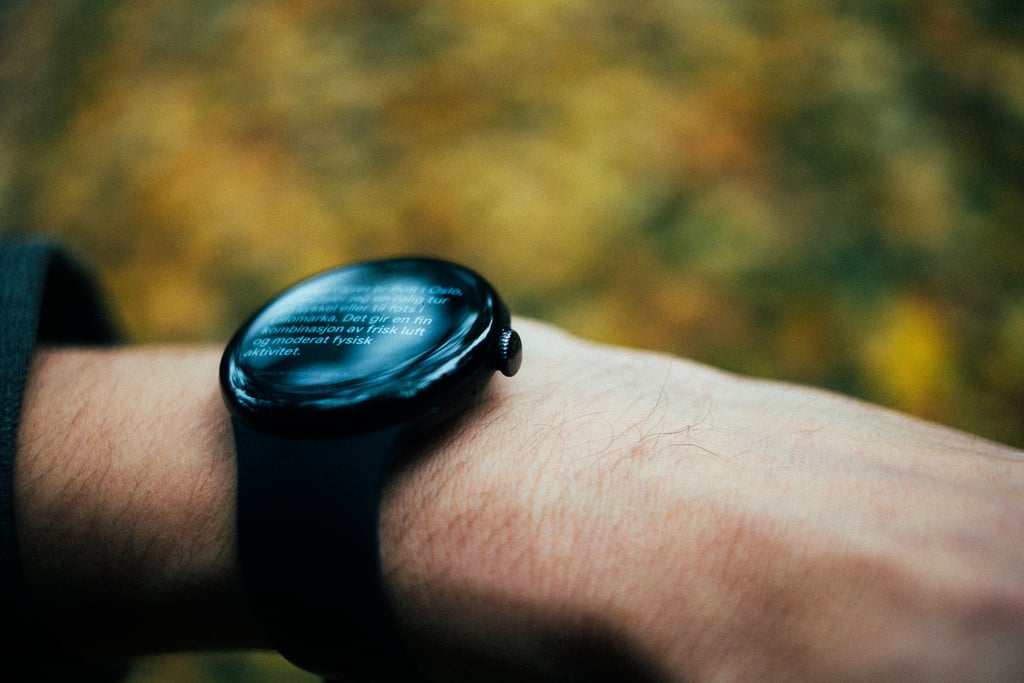 Pixel Watch 5 sett fra siden på håndleddet, med det buede glasset og kronen
