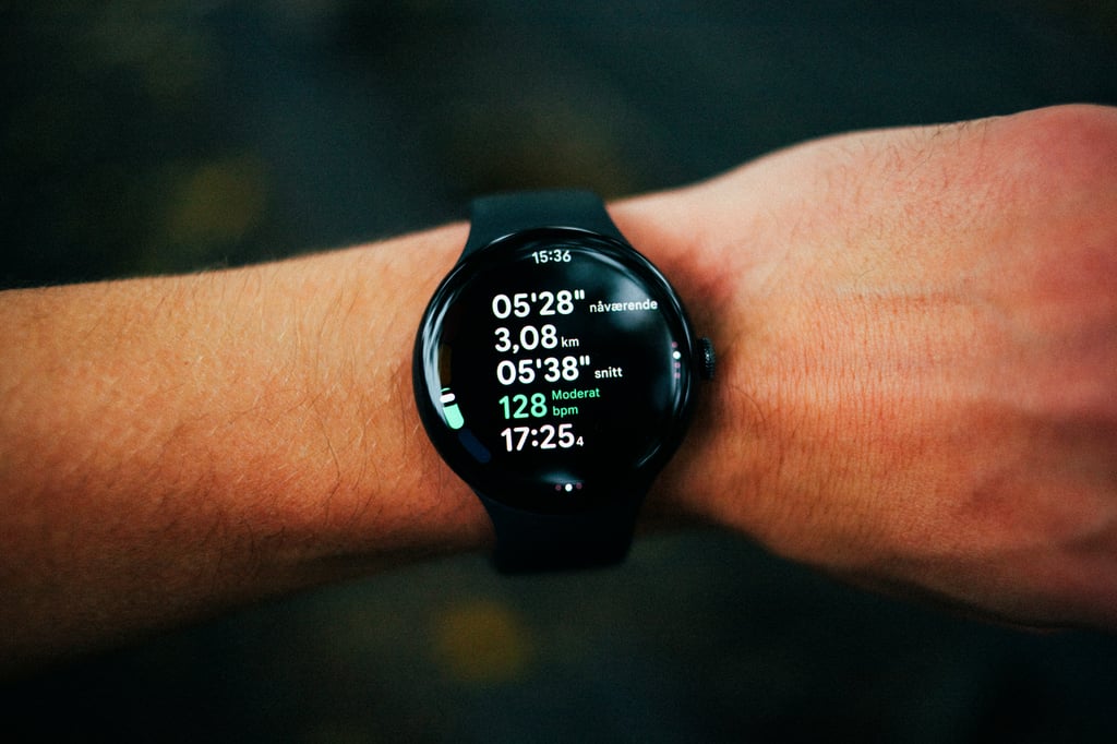 Pixel Watch 5 under en løpetur, med tempo, distanse, puls og tid på skjermen