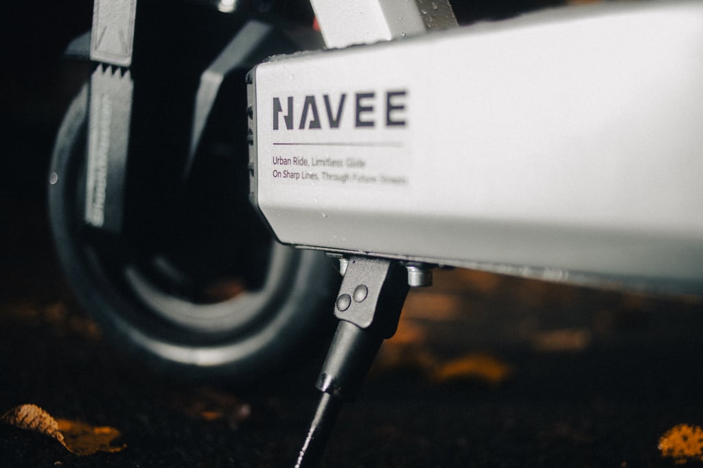 Navee-logoen på stammen til Navee G5 Pro med støtten nede
