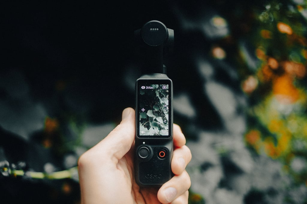 Hånd holder DJI Osmo Pocket 4 med skjermen dreid til stående format