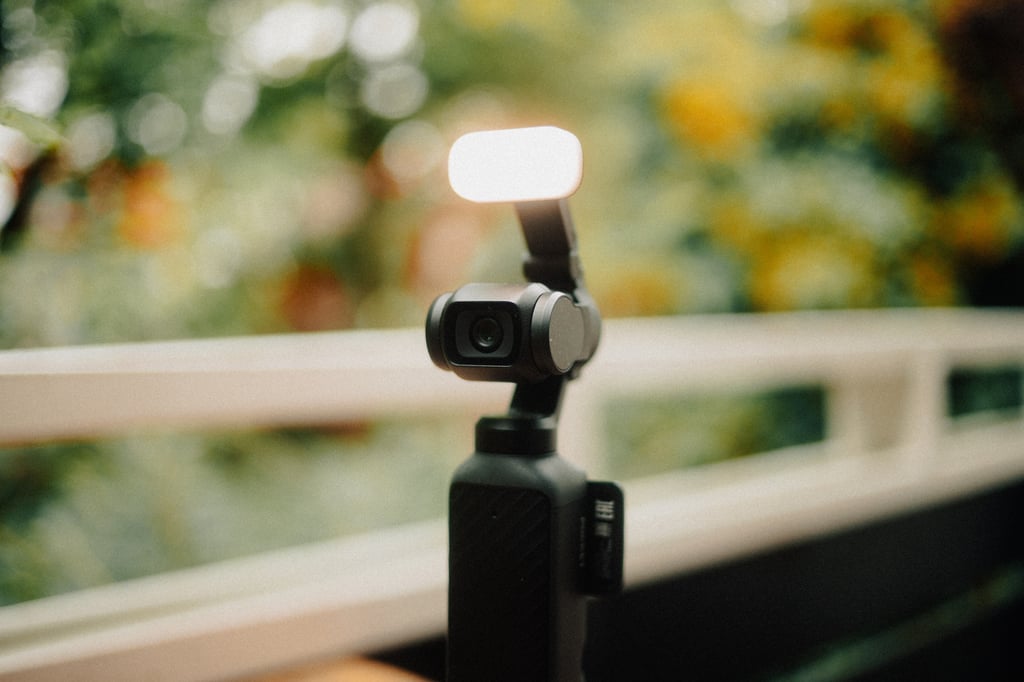 DJI Osmo Pocket 4 med påslått videolys festet bak gimbalen