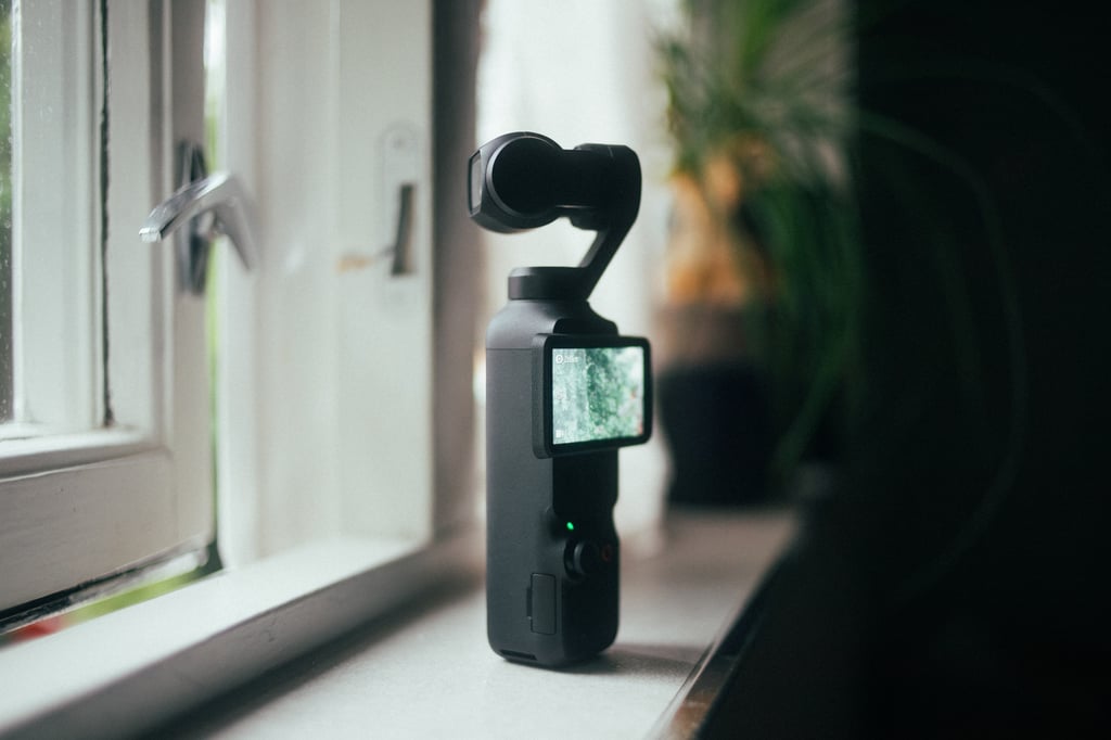DJI Osmo Pocket 4 står i en vinduskarm med skjermen slått på