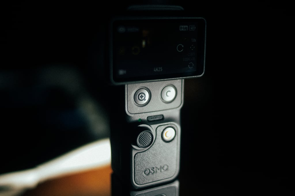 Nærbilde av skjermen, joysticken og knappene på DJI Osmo Pocket 4