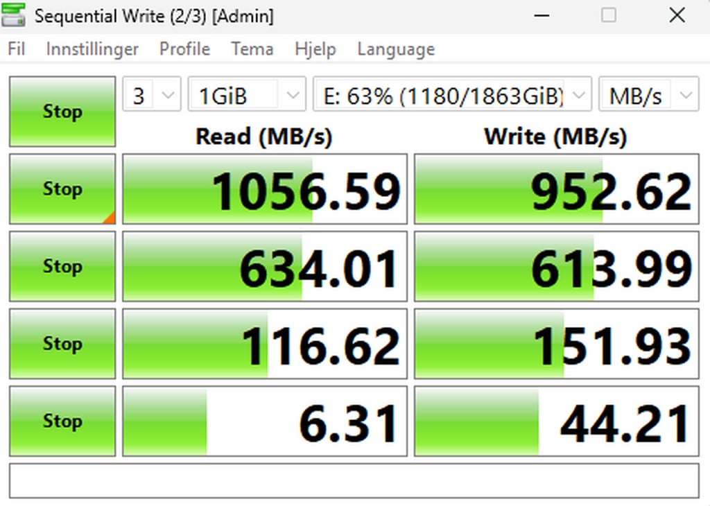 Resultatene fra CrystalDiskMark for Kingston XS1000 på 2 TB med lese- og skrivefart i fire tester