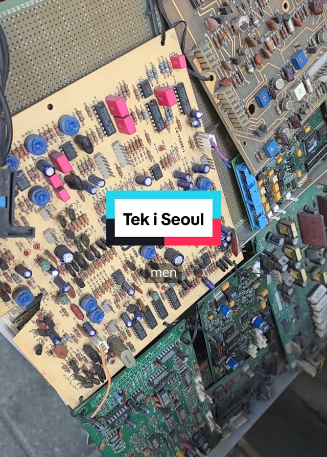 Neonlys og teknologibutikker i Seoul sett fra gateplan om kvelden