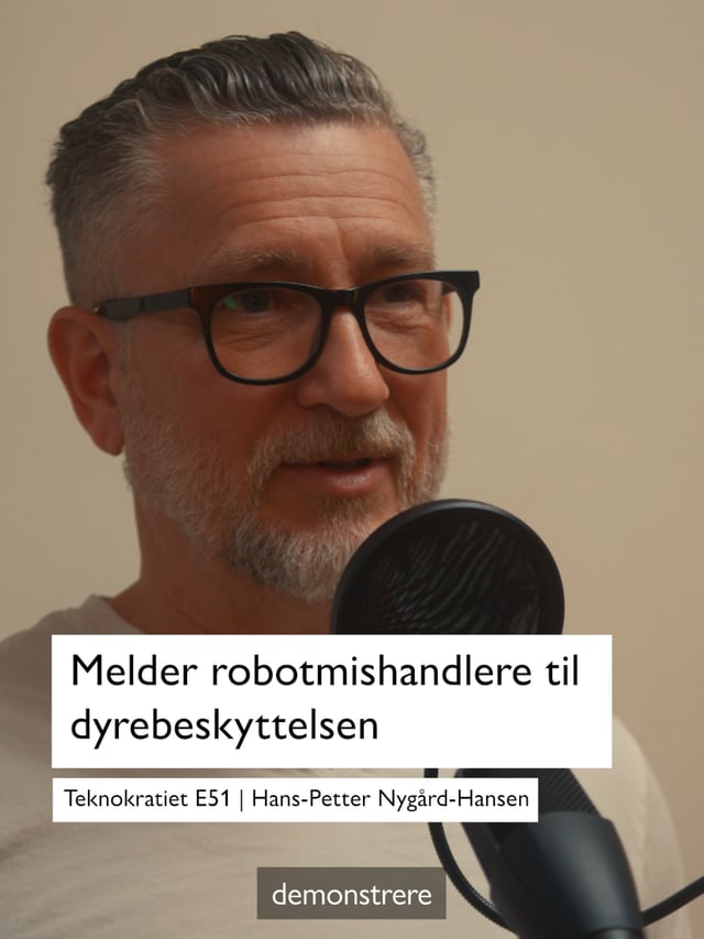 Ole i podkaststudio snakker om roboter og hvordan vi behandler dem